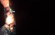 安慶：女子出門忘帶鑰匙孩子在家熟睡 消防員深夜破窗救助