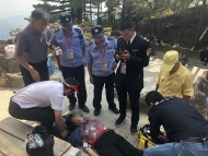 67歲女游客突發(fā)疾病出現(xiàn)暈厥 黃山風(fēng)景區(qū)人潮中緊急救援