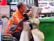 六安69 歲環衛工街頭讀書走紅  建議年輕人要多看書