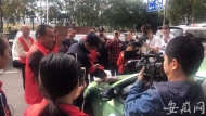 失主乘出租車丟失10萬元 民警找到失主將錢完整交還