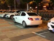 酒店私自設置鐵欄桿占用公共區域 還畫了停車線