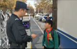 亳州小学生再现儿歌“一分钱”  送失物到派出所
