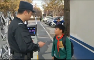 亳州小学生再现儿歌“一分钱”  送失物到派出所（视频）