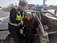 90歲老婆婆迷路街頭 池州交警護送其安全回家
