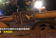阜陽一轎車撞倒電線桿四輪朝天翻覆綠化帶