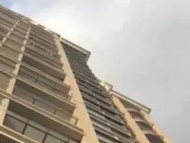 銅陵：六樓扔下果核砸哭三個月大嬰兒 寶媽當場報警