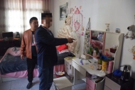 男子溜門撬鎖幾乎照單全收  銷贓偷來的郵票藏品時被抓
