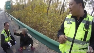 老人因家庭瑣事上高速欲輕生  蚌埠巡邏交警及時制止