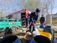 連續(xù)干旱村莊缺水 淮南消防送水解憂