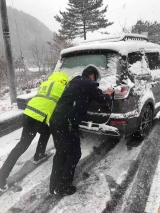 岳西交警积极迎战降雪恶劣天气