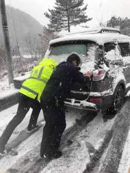 岳西交警積極迎戰(zhàn)降雪惡劣天氣