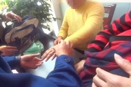 手指腐臭才求救！女子被撿來的戒指卡在手上好幾年
