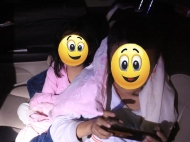 危险！深夜轿车停留路边 里面竟然睡着两个娃