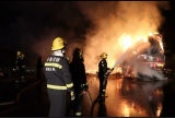 甘肃一汽油罐车高速爆胎起火 消防3小时灭火