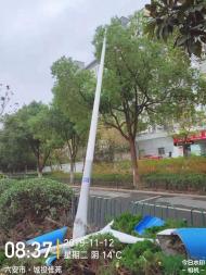 一學校附近路燈被撞，六安市政處照明中心及時搶修