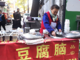 一天才卖五六十碗，但要送出去二十来碗，合肥这家豆腐脑摊图个啥？