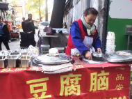 一天才賣五六十碗，但要送出去二十來碗，合肥這家豆腐腦攤圖個啥？