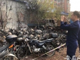 蚌埠市区一停车场失火 50多辆摩托车及电瓶车被焚烧