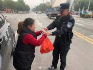 蕪湖：路人撿到身份證 民警幫助找到失主