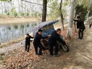 亳州一男子騎電動車去釣魚 魚沒釣上來車掉河里了