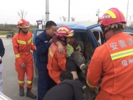 十字路口兩車相撞致兩人被困 泗縣消防緊急救援