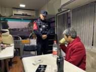 樅陽一老人無法聯系家人 寒風中合肥特警熱心守護尋找其家人