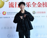 “宝藏男孩”歌手周深现身合肥 与粉丝面对面