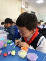 抓住时光的尾巴——芙蓉小学学生用彩泥构建秋天童话
