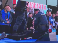 男子手持斧頭鬧市揮舞欲“行兇”  被肥東警方“制服”
