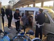 蕪湖：心存僥幸  超員面包車上路被查