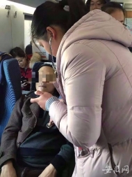 高鐵上旅客突發(fā)不適  中國科大附一院三名護(hù)士齊伸援手