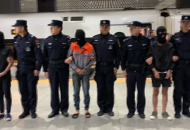 深夜，合肥南站4名戴頭套手銬男子被押出車廂 家長群詐騙案告破