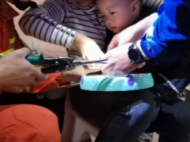 祁門(mén)一幼童手指卡進(jìn)玩具 消防“解救”