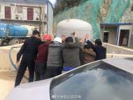 躺著也“中槍”！六安一工地上大水罐被大風吹倒砸到寶馬車
