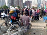 合肥民間廬劇引發(fā)“千人空巷”  老人自造看戲“神器”感動很多人