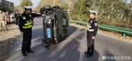 都是手机惹的祸？涡阳一司机捡个手机车就翻了