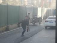 路遇電三輪起火 合肥公交司機(jī)拎起滅火器沖上前滅火