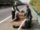 八旬老人騎三輪車誤入高速  幸被池州高速交警救助  