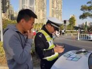 七坐車竟載十人！六安一轎車司機(jī)超員上路被查處