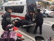 績溪一老人購物時突然暈倒 警民及時救助