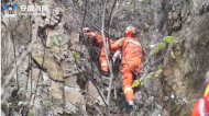 登山者體力不支被困山腰 馬鞍山消防員從垂直半山腰上救下被困者