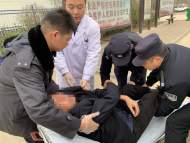 六安：老人突發疾病   民警及時救助