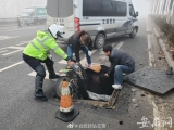 大雾天合肥一市民骑车掉入窨井  被巡逻民警及时施救