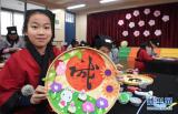 合肥小学生展示家风家训主题手工作品