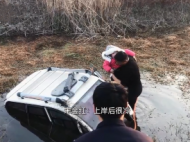 危急時刻 蒙城輔警冰冷水中舉起落水女嬰