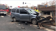 黃山：轎車撞上路邊花壇 駕駛員受傷被困及時獲救