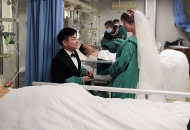 父親病重 安徽池州小伙在ICU病房辦起特殊婚禮