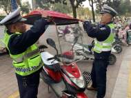 霍山縣持續(xù)整治摩托車、電動車非法安裝遮陽棚（傘） 已拆除1000余件