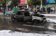 淮南一輛出租車在行駛途中突然自燃 并發(fā)出爆炸聲