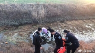 电瓶三轮车坠入河中母女被困  蒙城辅警纵身下水营救